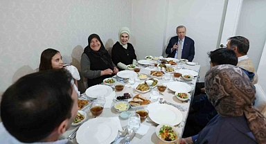 Cumhurbaşkanı Erdoğan ve eşi Emine Erdoğan, iftarda Fidan ailesini ziyaret etti