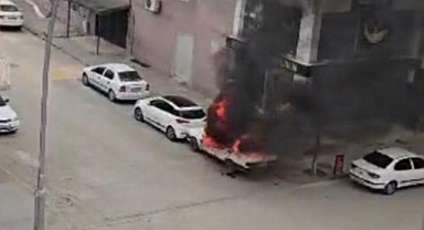 Diyarbakır’da park halindeki Fiat Tofaş alev topuna döndü