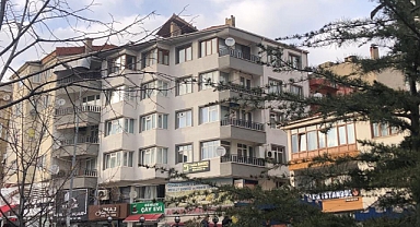 Gemlik'te şiddetli rüzgar terastaki sediri uçurdu