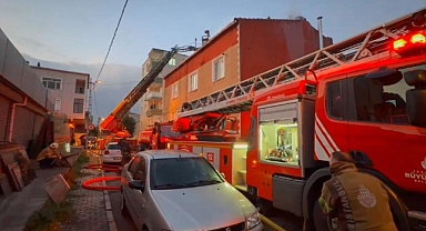 Küçükçekmece’de iftar vaktinde korkutan çatı yangını