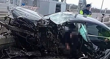 Lüks otomobil, otoyolda gişelere ok gibi saplandı: Karı koca hayatını kaybetti