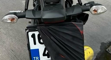 Plakayı kapatan motosikletliye polis şoku