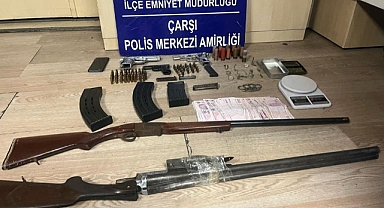 Polisin baskın düzenlediği evde silah, tarihi eser, uyuşturucu ele geçirildi