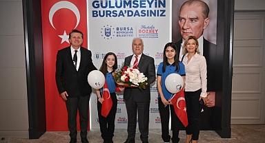 Başkan Mustafa Bozbey, koltuğunu geleceğin başkanlarına devretti