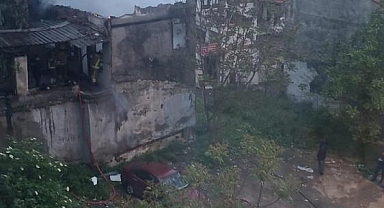 Bursa'da 2 katlı tarihi bina alevlere teslim oldu