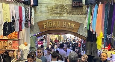 Bursa'nın tarihi çarşıları ve Hanlar Bölgesi'nde hafta sonu yoğunluğu