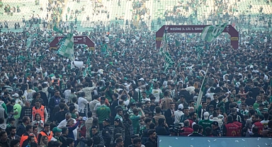Bursaspor, şampiyonluk kupasını kaldırdı