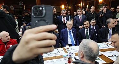 Cumhurbaşkanı Erdoğan’dan geceyi dışarda geçiren vatandaşları ziyaret