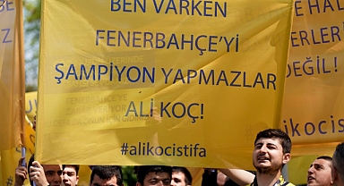 Fenerbahçe Divan Toplantısı sırasında bir grup taraftardan yönetime tepki