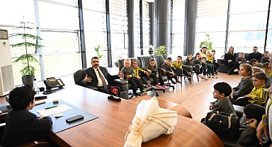 Makamını çocuklara devretti
