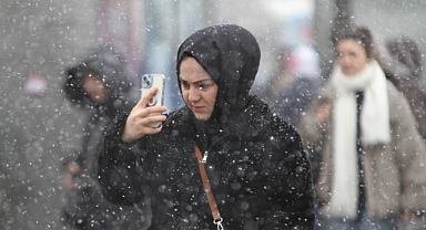 Nisan ayında gelen kar Ankaralıları sevindirdi
