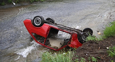 Uzun süredir park halindeki otomobili dereye attılar