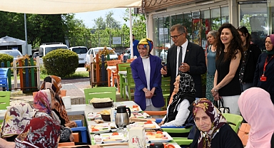 Alzheimer hastaları için Anneler Günü kutlaması