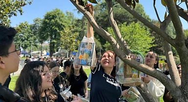 Bursa’da ağaçlar ‘kitap’ açtı