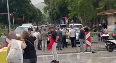 Bursa'da fırtına reklam panosunu uçurdu: Bir kişi yaralandı