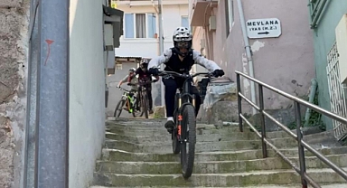 Bursa'da nefes kesen bir ilk...Dik merdivenlerden korkusuzca bisikletle iniyorlar