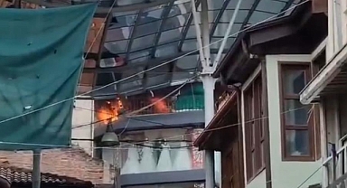 Bursa’da Tarihi Uzun Çarşı'da korkutan yangın: Çatı katı alev alev yandı