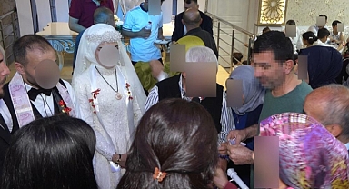 Davetsiz düğüne gitti, pasta yedi, takılan paraları çaldı