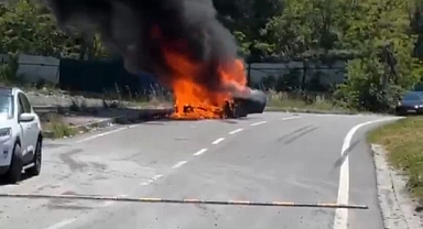 Eyüpsultan’da 20 milyon lira değerindeki lüks otomobil alev topuna döndü: O anlar kamerada