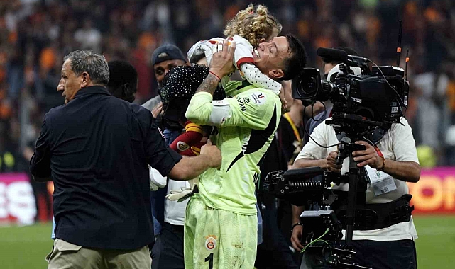 Galatasaray şampiyonluğu taraftarı önünde kutladı