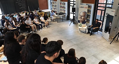 Genç oyuncu, öğrencilere 
