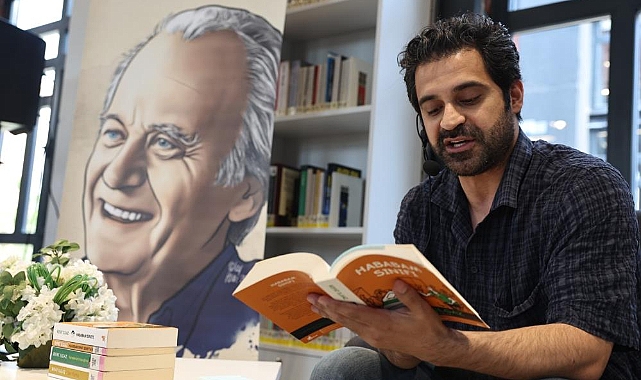 Genç oyuncu, öğrencilere 