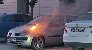 Hastane otoparkında park halindeki araç alevlere teslim oldu