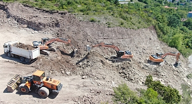 Kastamonu’da heyelan: Yoldan kopan kütle, denizle birleşti