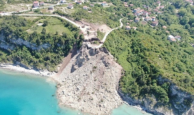 Kastamonu’da heyelan: Yoldan kopan kütle, denizle birleşti