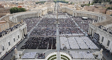 Papa 14'üncü Leo binlerce kişinin katıldığı törenle birlikte resmen göreve başladı