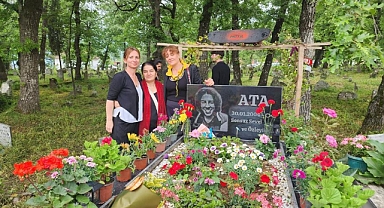 Sipariş teslim ettikten sonra 25 bıçak darbesiyle öldürülen Ata Emre vefatının 1. yılında mezarı başında anıldı