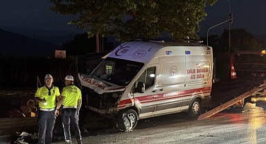 Ambulans ile çarpışan otomobilde can pazarı