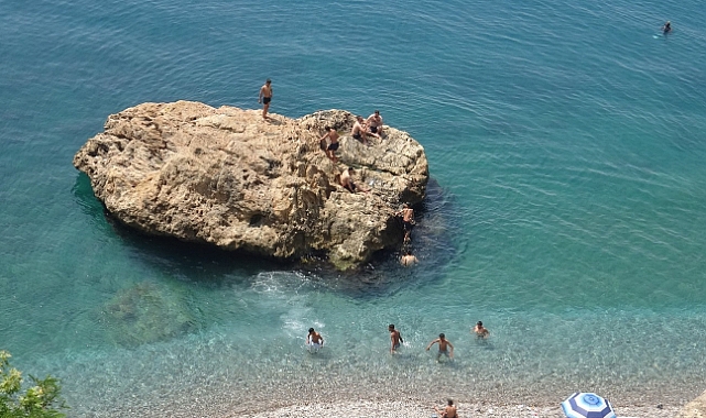 Antalya’da bayramın ilk gününde sahillerde yoğunluk oluştu