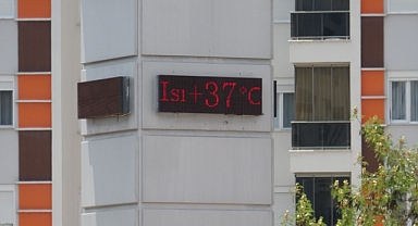 Antalya’da bayramın ilk gününde sahillerde yoğunluk oluştu