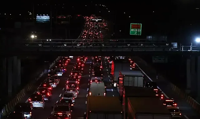 Bayram tatili göçü başladı: Otoyolun kesişim noktasında trafik durdu