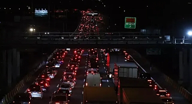 Bayram tatili göçü başladı: Otoyolun kesişim noktasında trafik durdu