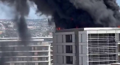 Bursa'da 8 katlı binanın en üst katı alev alev yandı