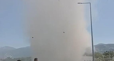 Bursa'da hortum paniği kamerada… Bir anda geldi tozu dumana kattı