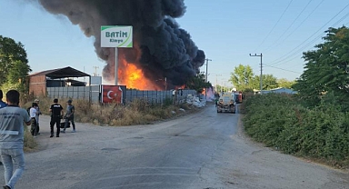 Bursa'da plastik fabrikası alevlere teslim oldu