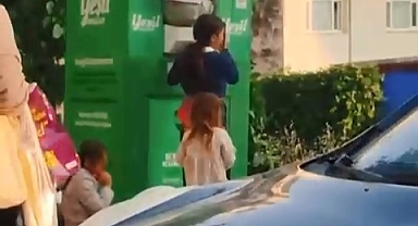 Canlarını hiçe sayarak giysi kumbarasından kıyafet çaldılar