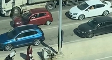 Dilencilerin kavşakta mıntıka kavgası...Cezaları kesildi