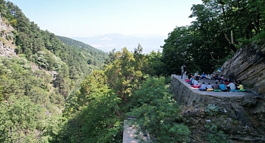 Gençlerden 'Küreklidere'de temizlik harekatı