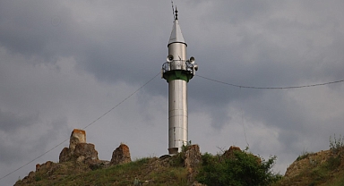 Görenler dönüp bir kez daha bakıyor, minareyi bulan camiyi bulamıyor