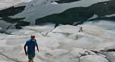  Haziran ayında Uludağ'da buzla kaplı gölde yüzdüler