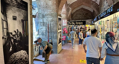 İpekböceğinin hikayesi ipek kumaşa basılan fotoğraflarla Kozahan'da sergileniyor