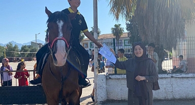 Karnesini almaya okula atıyla geldi, gören gözlerine inanamadı