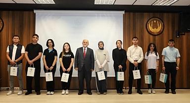 Liseli şairler ödüllerine kavuştu