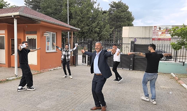 Muhtarlığı kazandı, sevincini çiftetelli oynayarak kutladı