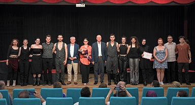 Osmangazi Belediyesi Tiyatro Okulu öğrencileri Tesine Dünya’yı sahneledi