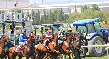 Yarışseverler bayramın son gününü hipodromda geçirdi